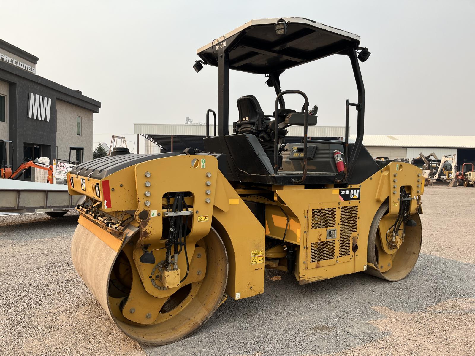 COMPACTADOR CATERPILLAR CB44B